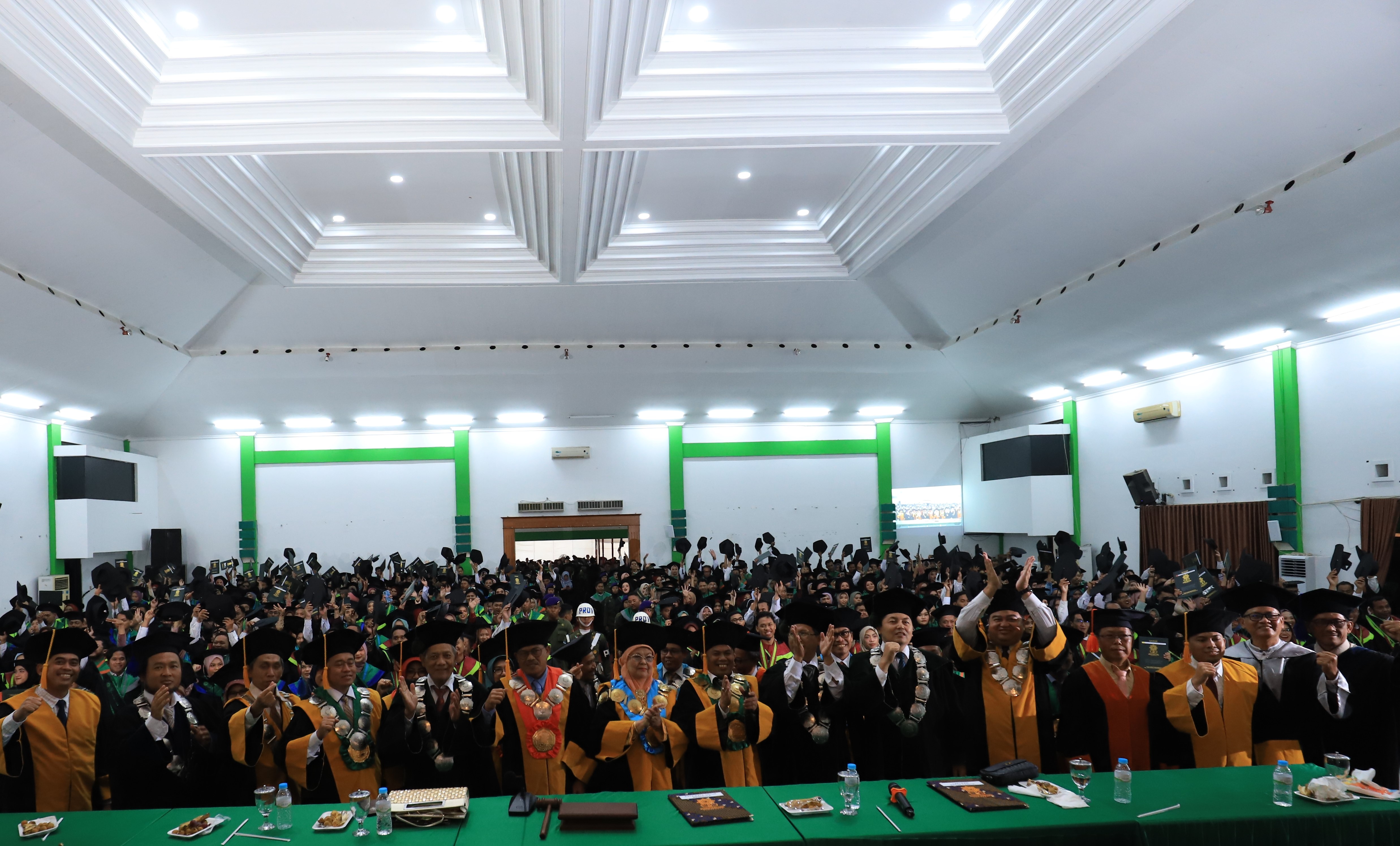 Pesan Rektor kepada para wisudawan di hebohnya wisudawan UIN RM Said Surakarta ke 55